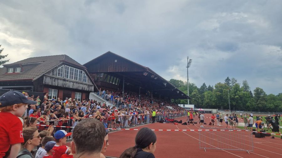Volle Ränge im Neufeld-Stadion.
