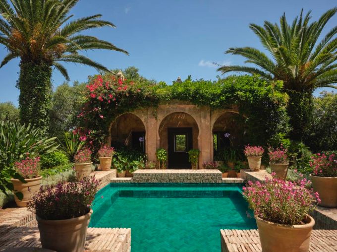 Der Duft des Mittelmeers – man könnte meinen, er wurde genau hier im Garten der Villa Mabrouka kreiert. Ein Garten Eden, der so betörend duftet, dass man ihn nie wieder verlassen möchte. Garten Villa Mabrouka Marokko Blumen, Pool