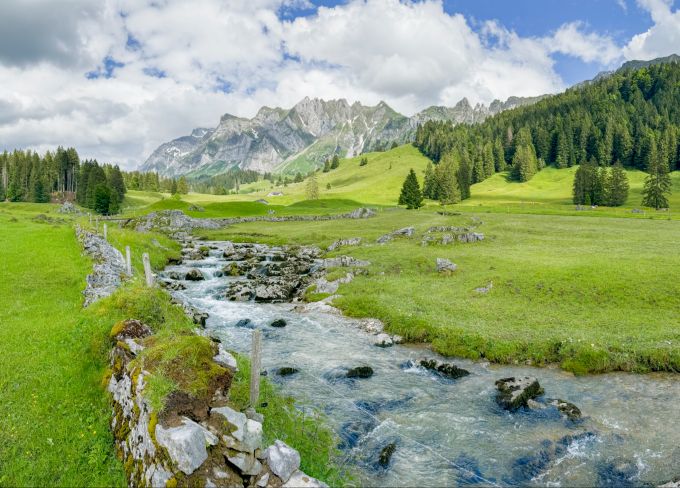 Der Alpstein, wie man ihn kennt, einfach mit weniger Wanderern: viel urige Natur, schroffe Berggipfel und natürlich gute Wege. Alpstein Risipass Wanderung