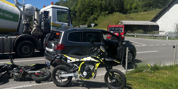 Auffahrunfall zwischen Auto und Motorrad in Flawil. Auffahrunfall