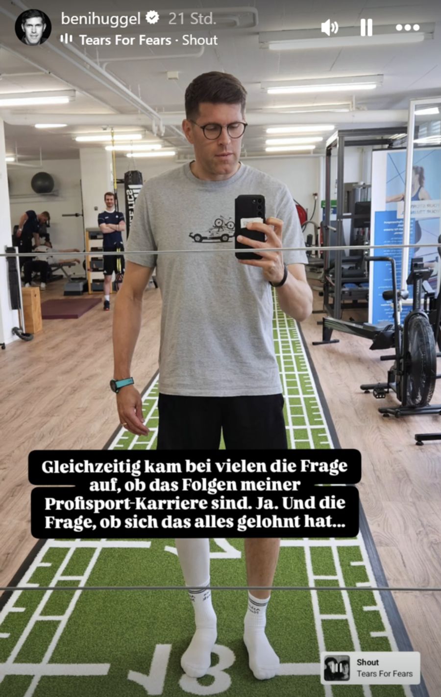 Der Eingriff sei eine Folge seiner Fussballerkarriere, schreibt die FCB-Legende.