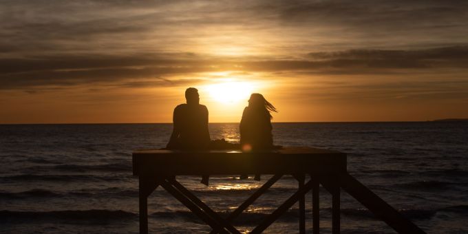 Umfrage: Etwa 6 von 10 Paaren geben an, dass eine gemeinsame Reise ihre Verbindung gestärkt hat. (Archivbild) Paar am Strand