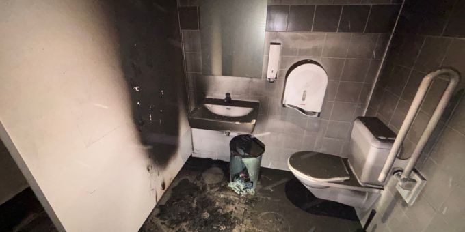 Die öffentliche Toilette wurde stark beschädigt. Brand in Uttwil