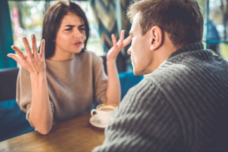 Frau und Mann streiten sich beim Kaffeetrinken