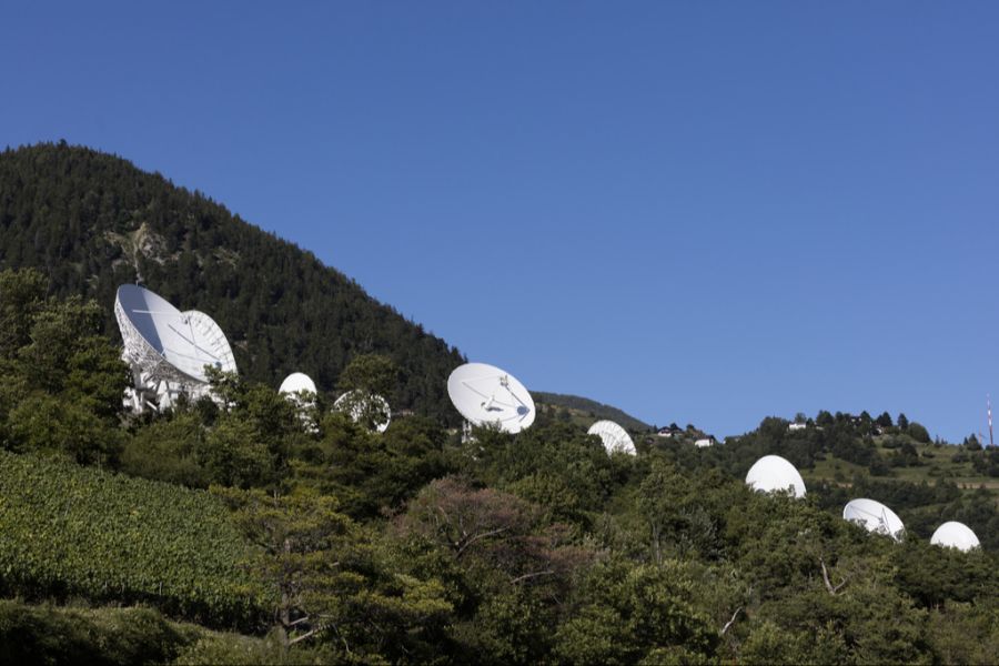 Elon Musk plant, 40 Starlink-Antennen in Leuk VS zu bauen. Hier bestehende Antennen oberhalb von Leuk. (Archivbild)