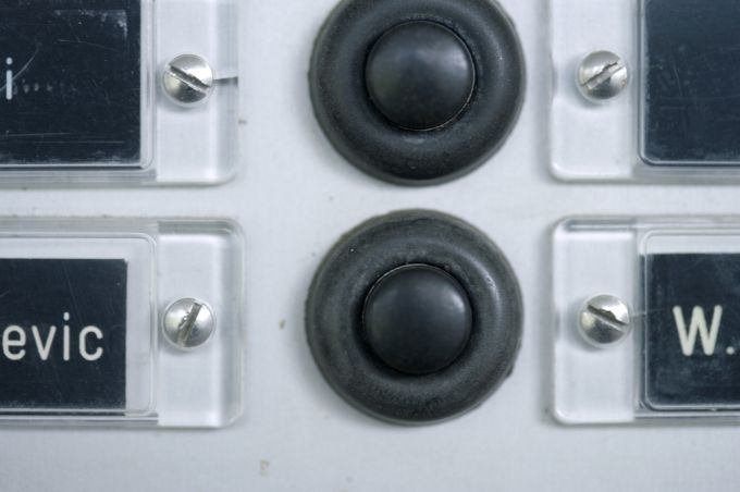 Experten empfehlen bei Lärmstörungen durch Nachbarn, zuerst bestimmt, aber freundlich ein Gespräch mit den entsprechenden Personen zu suchen, (Symbolbild) Nachbarn