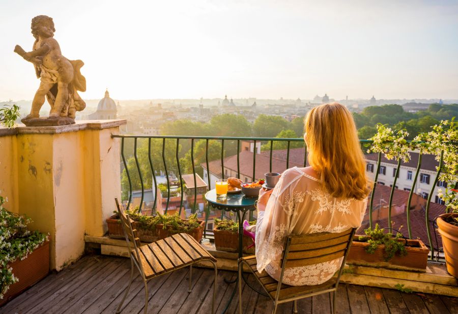 Frau auf Balkon