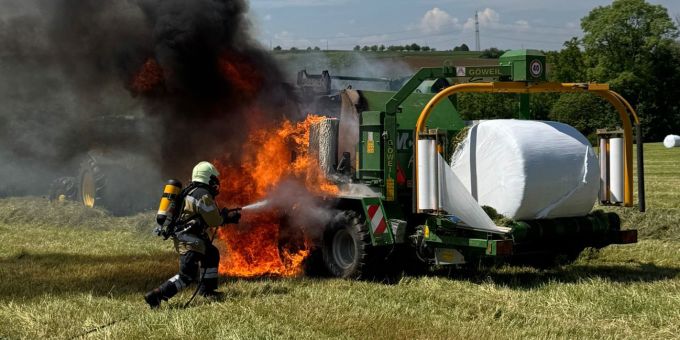 Anwil BL: Brand einer Ballenpresse erfordert Feuerwehreinsatz Anwil BL