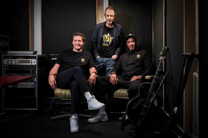 Marco Wölfli (l), Kuno Lauener (m) und Guillaume Hoarau präsentieren die YB x Züri West Kollektion. YB
