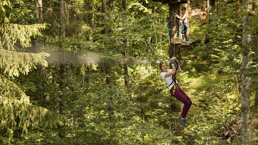 Der Hochseilgarten in Charmey garantiert Nervenkitzel für die ganze Familie. Er ist ab sechs Jahren zugänglich.