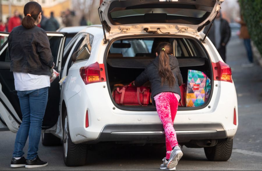 Viele Eltern bringen Ihre Kinder mit dem Auto zur Schule, was zu viel Verkehr vor den Schulhäusern führt. (Symbolbild)