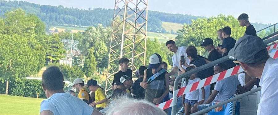 Mit Ex-Spieler Fabian Rieder (hinten in weiss) sitzt beim Testspiel in Grenchen ein prominenter Gast im Publikum.