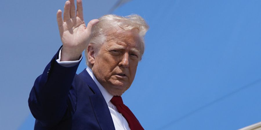 Trump winkend