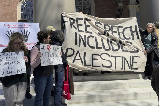 Studierende der Harvard-Univerität werfen der US-Regierung vor, freie Meinungsäusserung zu unterbinden. harvard us Regierung