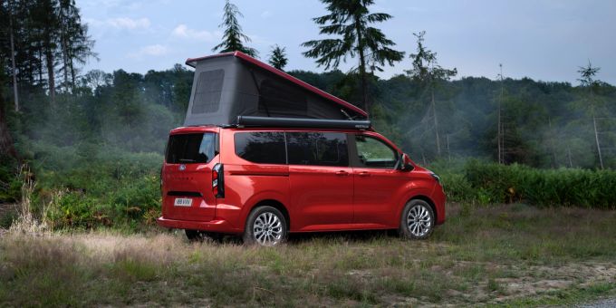 Das Schliessen des Aufstelldachs erfordert etwas Übung, um den Stoff ordentlich zu verstauen. Ford Custom Nugget