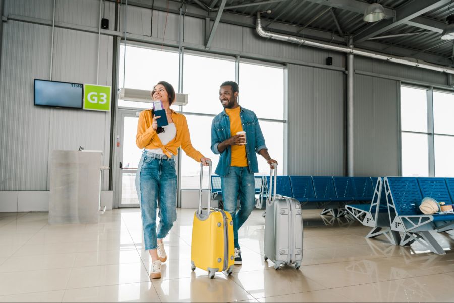 Mann und Frau im Flughafen
