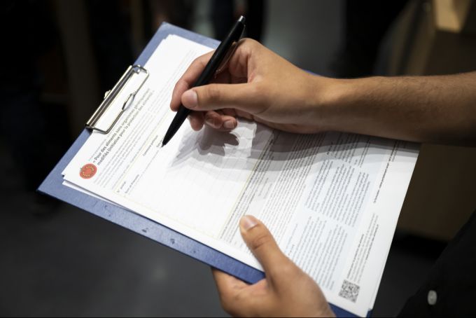 Eine Person posiert mit Blättern für die Unterschriftensammlung der Lebensmittelschutz-Initiative nach einer Medienkonferenz zur deren Lancierung am 3. September 2024 in Bern. Lebensmittelschutz-Initiative Unterschriften
