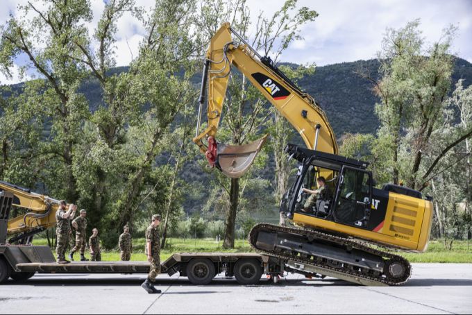 Ein Bagger steht im Lötschental bereit, sein Einsatz ist aber schwierig. blatten vs