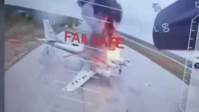 Auf dem strategischen russischen Luftwaffenstützpunkt Olenya in Murmansk bannten nach einem ukrainischen Drohnenangriff etliche Militärflieger. Ukraine Krieg