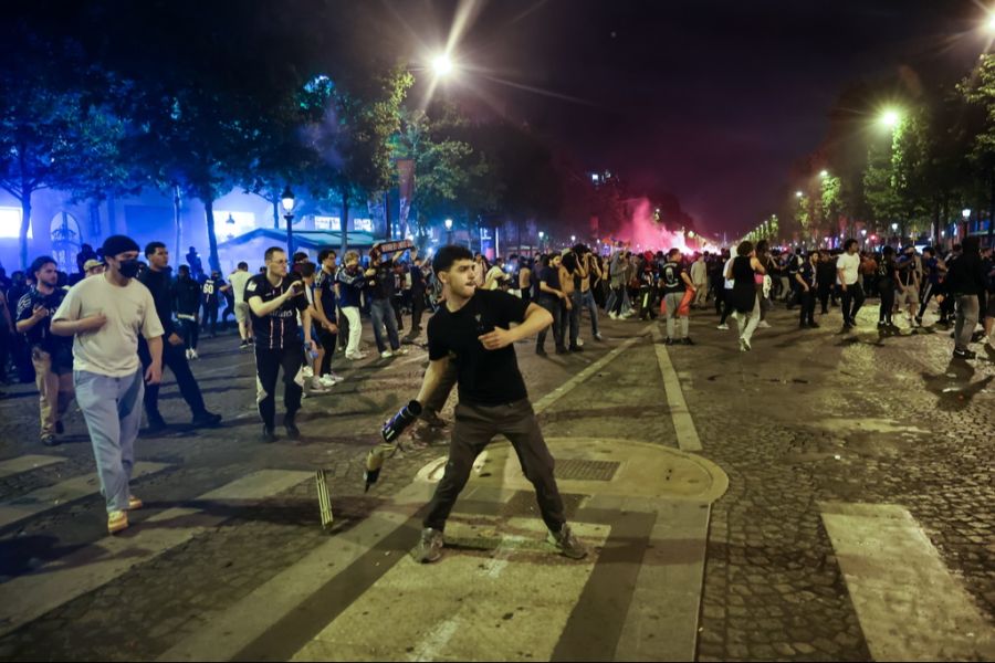 Die Ausschreitungen begannen in der französischen Hauptstadt kurz nach Schlusspfiff.