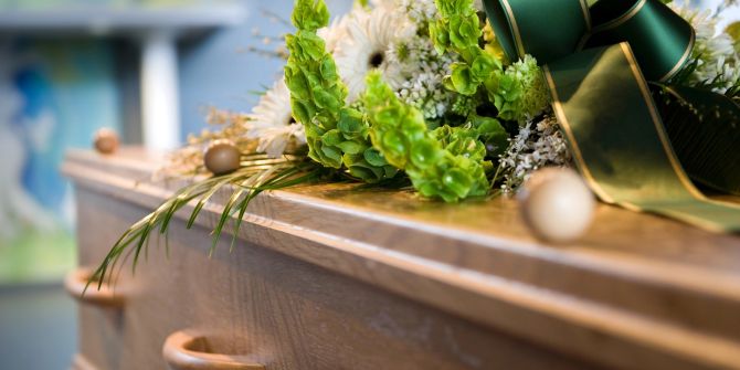 Sarg mit Blumen