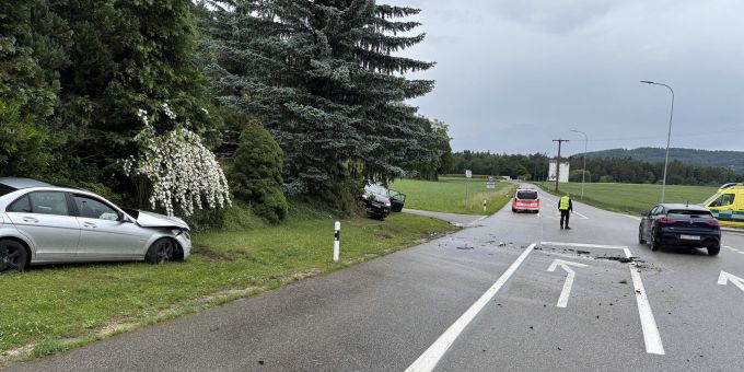 In Böttstein sind zwei Autos seitlich-frontal kollidiert. Kollision in Böttstein