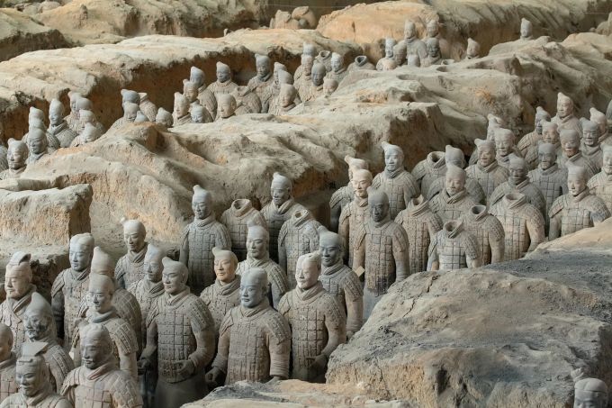Die Figuren der Terrakotta-Armee sind zwischen 1,85 und 2 Meter gross und unterscheiden sich in Gesichtszügen, Frisuren und Kleidung, terrakotta armee