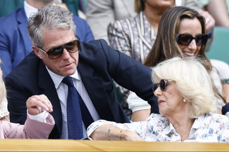 Hugh Grant sass bei Wimbledon genau hinter Queen Camilla.