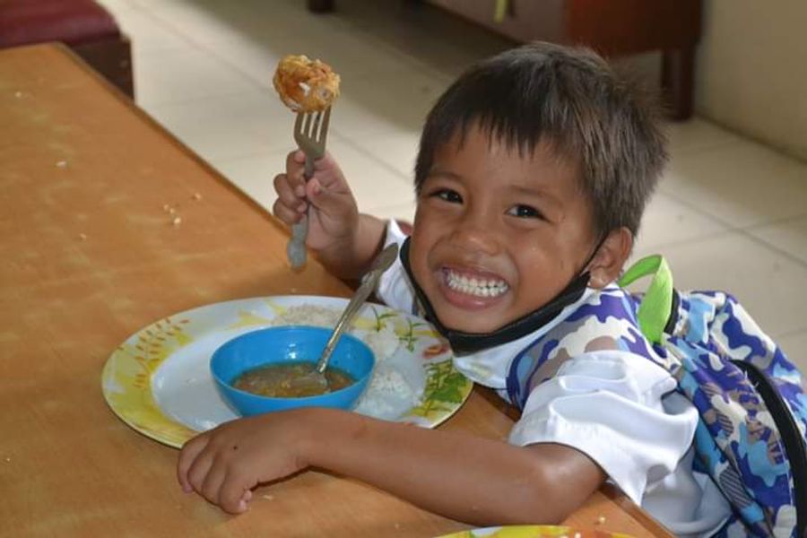 Die Kinder freuen sich über die warmen Mahlzeiten, mit denen das Leben in den Slums etwas erträglicher wird.