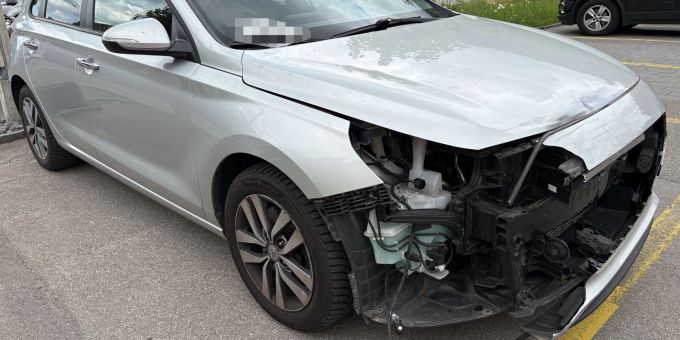 In Mosnang sind ein Auto und ein Motorrad kollidiert. Kollision in Mosnang