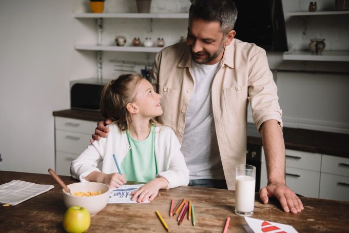 Bei der gemeinsamen Planung des Essens sollten auch die Wünsche der Kinder berücksichtigt werden. kind essen essensplan familie