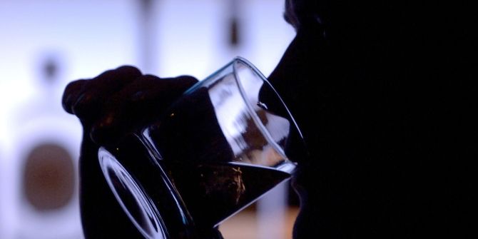 Mann trinkt Alkohol