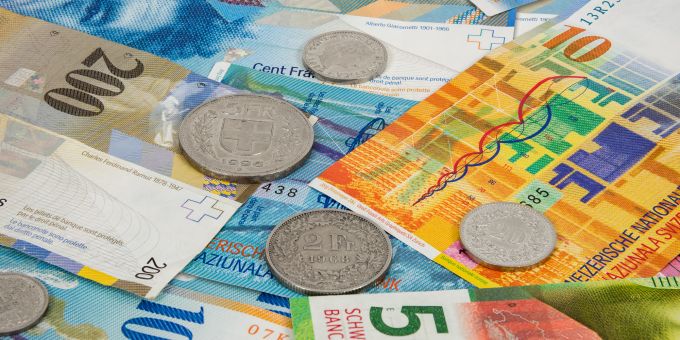 Die Jahresrechnung schliesst positiv und über Budget. (Symbolbild) Münzen Scheine Schweizer Franken