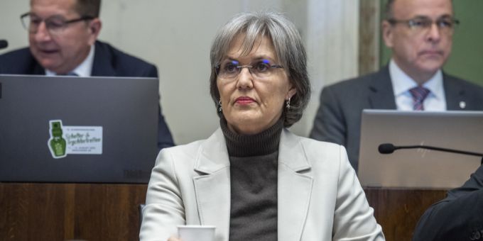 Silvia Thalmann-Gut, Zuger Volkswirtschaftsdirektorin, plant, die Einnahmen aus der OECD-Mindeststeuer gezielt zur Förderung des Wirtschaftsstandorts im Kanton Zug einzusetzen. Kanton Zug