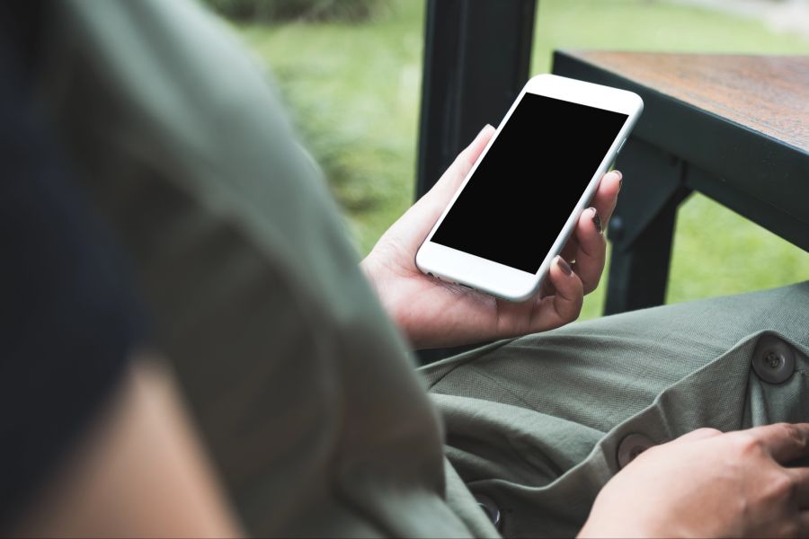 Person mit Smartphone