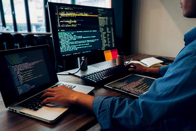 Arbeitgeber in Deutschland schreiben aktuell nur 1,5 Prozent der Online-Jobanzeigen für KI-Stellen aus. (Symbolbild) Arbeitgeber KI Jobs
