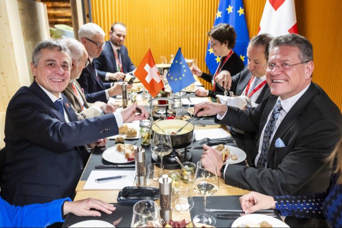 Aussenminister Ignazio Cassis beim Fondue-Plausch mit Maroš Šefčovič, dem EU-Kommissar für Interinstitutionelle Beziehungen, anlässlich des WEF in Davos, am 22. Januar 2025. Doch wie lange bleibt Cassis noch Bundesrat? Ignazio Cassis Maroš Šefčovič