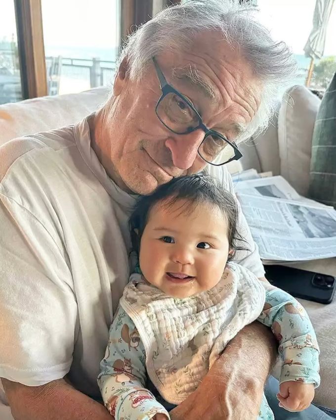 Robert De Niro hält seine zweijährige Tochter Gia im Arm. robert de niro