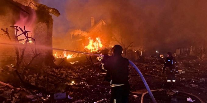 Die russischen Streitkräfte hatten das Nachbarland schon in den Nächten auf Samstag und Sonntag mit Raketen, Marschflugkörpern und Hunderten Drohnen massiv bombardiert. Ukraine-Krieg - Region Kiew - Drohnenangriff