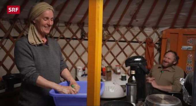 Sieglinde Zottmaier und ihr Freund Alfons Cotti freuen sich auf den neuen Lebensabschnitt auf der Alp. SRF begleitet die beiden. SRF