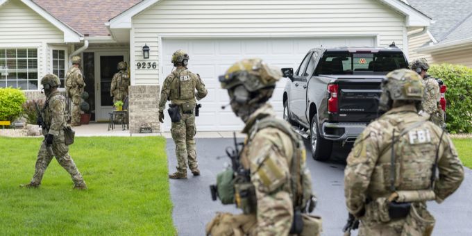 Im amerikanischen Bundestaat Minnesota kommt es nach dem Attentat an einer demokratischen Politikerin zu einer Grossfahndung. Attentat
