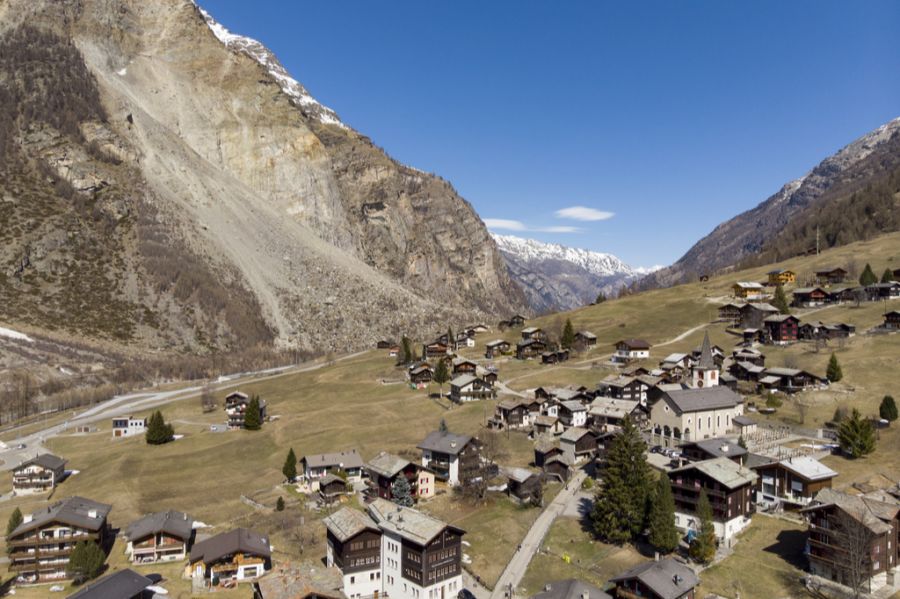 Momentan bedrohen sechs Hänge das Dorf Randa, die Kantonsstrasse und die Zuglinie zwischen Visp und Zermatt.