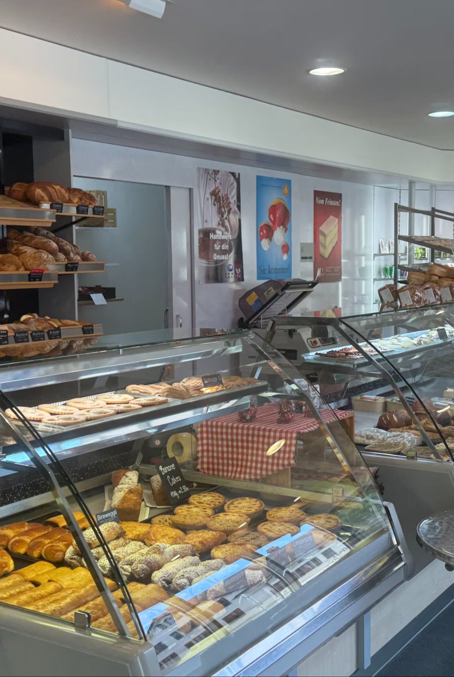 «Solche Nägel machen die Kassen-Displays kaputt», sagt Manuela Meier von der Bäckerei-Konditorei-Confiserie Meier .