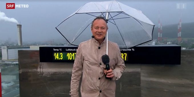 Thomas Bucheli moderiert eine «SRF Meteo»-Sendung im Regen. Thomas Bucheli SRF