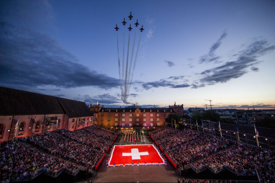 Das ist keine Neuheit: Schon 2015 flog die Kunstflugstaffel im Rahmen des Festivals über Basel. (Archivbild)