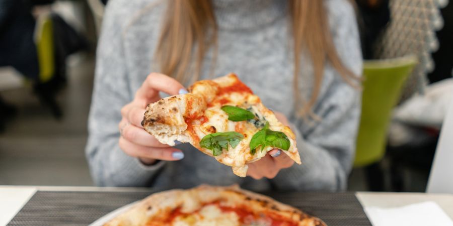 Frau mit Pizza