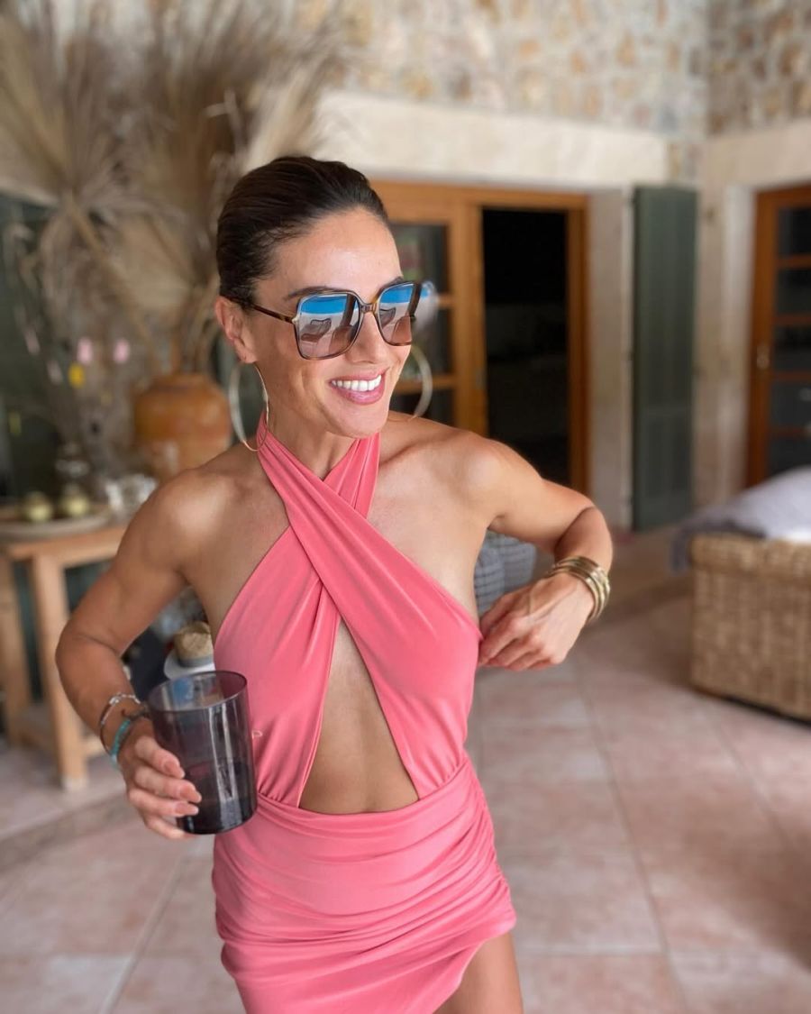 Nazan Eckes strahlt in ihrer Finca auf Mallorca mit der Sonne um die Wette.