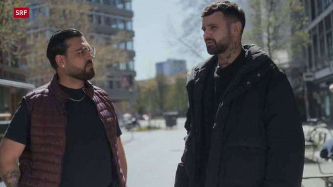 SRF: Reporter Livio Carlin (rechts) im Gespräch mit Raúl Marguán, einem früheren Kokainsüchtigen. SRF