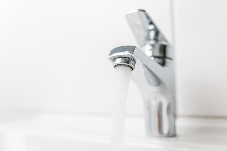Im Hahnenwasser befinden sich mehr PFAS-Chemikalien als der Grenzwert. (Symbolbild)