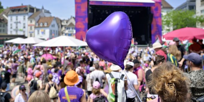 Tausende Personen sind im Rahmen des Frauenstreiks am Samstag auf die Strasse gegangen. Frauenstreik Basel
